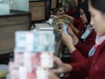suasana-penukaran-uang-di-money-changer-vip-menteng_20181009_152731.jpg
