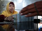 suasana-penukaran-uang-di-money-changer-vip-menteng_20181009_153007.jpg
