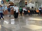 suasana-penumpang-bandara-soetta-tangerang-menuju-transisi-norma_20220308_144536.jpg