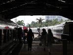 suasana-penumpang-di-stasiun-ka-bandung_20161129_123506.jpg