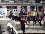 suasana-penumpang-turun-dari-krl.jpg
