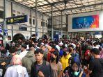 suasana-penumpukan-penumpang-di-stasiun-senen.jpg