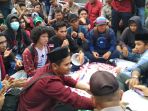 suasana-penyampaian-tuntutan-oleh-mahasiswa-kepada-anggota-dprd-di-gerbang_20180220_101010.jpg