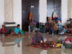 suasana-posko-pengungsian-warga-terdampak-banjir-di-masjid-raya-kh-hasyim-a.jpg