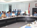 suasana-rapat-di-lantai-i-kantor-gubernur-kalimantan-utara-senin-4122017_20171204_131058.jpg