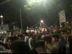 suasana-ricuh-saat-demonstran-berusaha-menghadang-mobil-jokowi.jpg