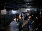 suasana-rumah-duka-arswendo-atmowiloto.jpg