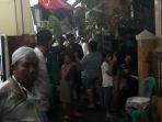 suasana-rumah-duka-ketua-rt-yang-tewas-ditusuk-pemuda-bernama-resdi-25-rabu-1762020.jpg