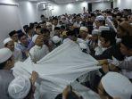 suasana-salat-jenazah-almarhum-kh-maimoen-zubaer-di-kantor-urusan-haji-indonesia.jpg