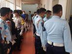 suasana-sidak-yang-dilakukan-aph-di-lapas-khusus-kelas-iia-gunungsindur.jpg