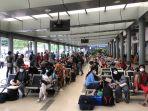 suasana-stasiun-pasar-senen-h-6-lebaran-nih3.jpg