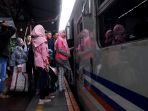 suasana-stasiun-pasar-senen_20161224_173930.jpg