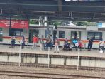 suasana-stasiun-tanah-abang_20200327_163055.jpg