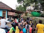 suasana-warga-desa-kawungsari-kecamatan-cibeureum-kuningan-saat-s.jpg