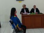 suciati-37-ibu-rumah-tangga-yang-menjadi-terdakwa-kasus-pembunuhan_20180824_063621.jpg