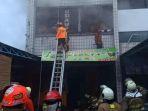 sudin-jakarta-timur-memadamkan-api-yang-membakar-ruko-tiga-lantai.jpg