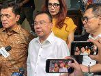 sufmi-dasco-ahmad-mendatangi-polda-metro-jaya-untuk-menjadi-penjamin-untuk-para-pendemo.jpg
