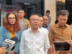 sufmi-dasco-ahmad-mendatangi-polda-metro-jaya-untuk-menjadi-penjamin.jpg
