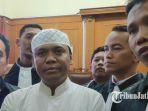sugi-nur-raharja-bersama-kuasa-hukumnya-usai-sidang-di-pn-surabaya-kamis-2352019.jpg