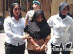 sugiarti-pengedar-uang-palsu-digiring-dua-polwan-menuju-halaman-polres-blitar-kota.jpg