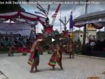 suguhan-tarian-adat-dayak-meriahkan-peresmian-taman-askari-dan-rumah-pintar_20171217_194604.jpg