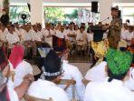 suhardi-alius-mh-usai-memberikan-paparan.jpg