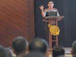 suhardi-alius-usai-memberikan-pembekalan.jpg