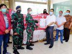 suhariyanto-rektor-ubk-menyerahkan-bantuan-yang-diterima-oleh-letkol-laut-malik.jpg
