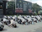 sujud-massal-sebagai-wujud-duka-terhadap-tragedi-stadion-kanjuruhan.jpg