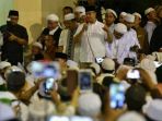 sujud-syukur-kemenangan-anies-sandi-di-istiqlal_20170419_224745.jpg