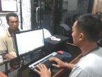sukadi-diperiksa-polisi-di-posek-sooko-polres-mojokerto.jpg