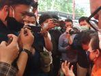 sukarmi-art-yang-ditangkap-polisi-karena-mencuri-tujuh-jam-tangan.jpg