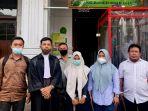 sukma-dan-okta-bersama-penasihat-hukumnya-usai-divonis-bebas-di-pn-medan.jpg