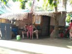 sukmawati-baju-merah-di-depan-gubuknya-di-pulau-sapuka-kecamat_20170516_202502.jpg
