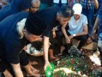 sule-beserta-keluargaa-menaburkan-bunga_20171011_162659.jpg
