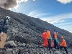 sulitnya-evakuasi-korban-tewas-erupsi-gunung-marapi_20231206_171857.jpg