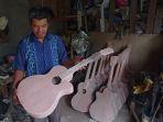 sumardi-menunjukkan-bakal-gitar-di-rumahnya.jpg