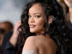 sumber-rolling-stone-caption-penyanyi-rihanna-simak-lirik-dan-terjemahan-lagu-lift-me-up.jpg