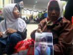 sumiyati-salah-satu-keluarga-korban-kebakaran-pabrik-petasan-di-kosambi_20171027_143505.jpg