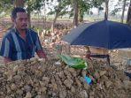 sunarto-saat-mendatangi-makam-wartim-untuk-mendoakan.jpg