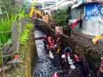 sungai-cianting-bandung-dikeruk_20161026_145326.jpg
