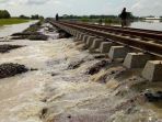sungai-cisanggarung-meluap-hingga-jalur-rel-kereta-api-di-brebes_20180223_210618.jpg