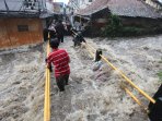 sungai-citepus-meluap-akibatkan-banjir-bandung_20161117_152546.jpg