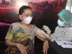suntik-vaksin-covid-19-booster-pfizer-siloam-hospitals-lippo_20220125_155642.jpg