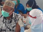 suntik-vaksin-covid-19-lansia-tangerang_20210311_125856.jpg