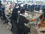 suntik-vaksin-covid-19-penumpang-pesawat-garuda_20210701_122930.jpg