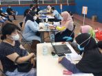 suntik-vaksinasi-covid-19-untuk-umkm-dan-pkl-tangerang_20210525_133114.jpg