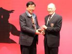 supandi-kusuma-terima-penghargaan-dari-federasi-wushu-asia_20171221_192744.jpg