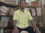 supardi-memamerkan-produk-eceng-gondoknya_20180521_221607.jpg