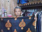 suparto-58-menunjukkan-kain-batik-bermotif-wayang-rama-shinta.jpg